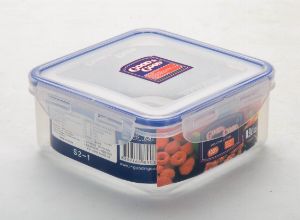 Пластиковый контейнер для продуктов с зажимом 0.9 л
