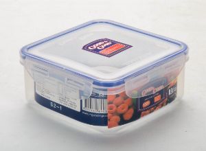 Пластиковый контейнер для продуктов с зажимом 0.9 л